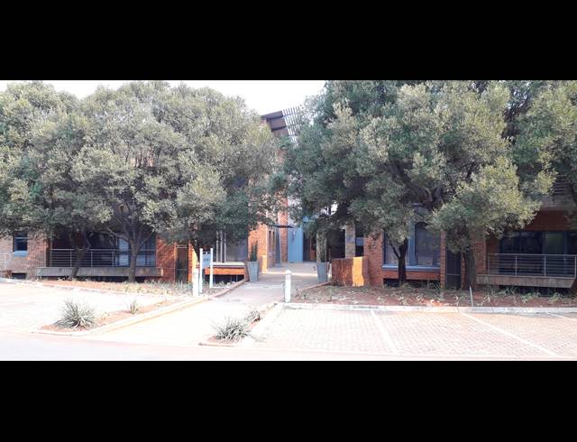 28M² CO-WORKING SPACE TO LET IN DIE HOEWES